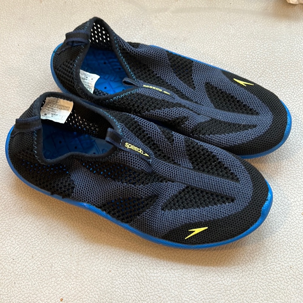 Speedo water shoes work once, like new.